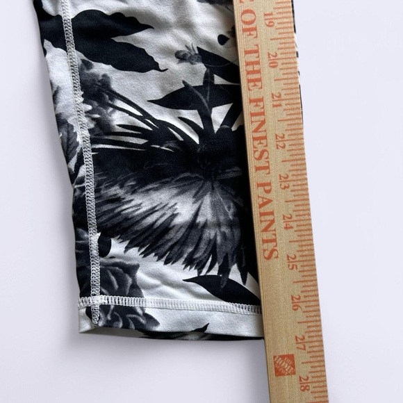 Lululemon Capri Leggings Size 8 – Black & White Floral Print🖤🤍🖤🤍 - Picture 5 of 8